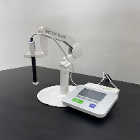 Mettler Toledo Seven Compact pH/Conductivity Meter image 1